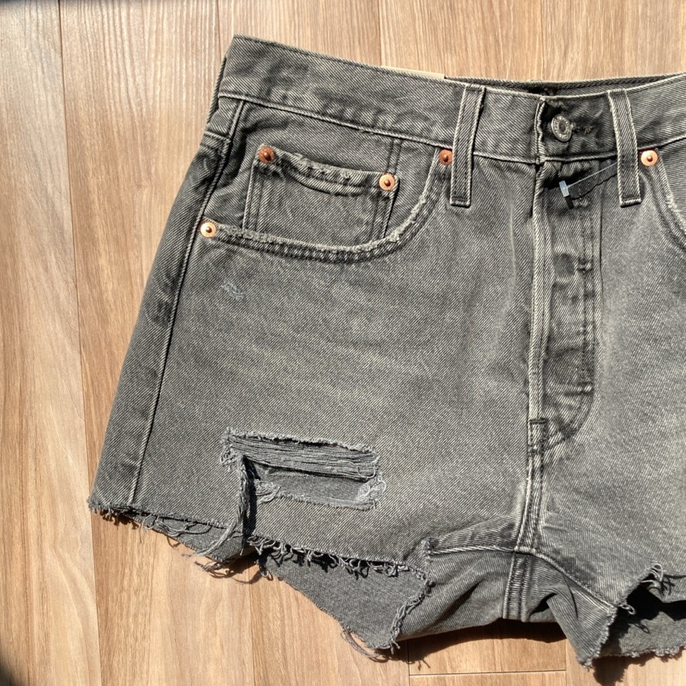🟢Relist7/13 🟢Levi’s distressed high rise 501 jean cotton denim short cutoff 30 - Picture 9 of 16